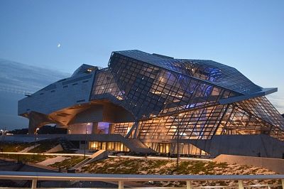 Foto nocturna del Museo de las Confluencias de Lyon - Museos imprescindibles para visitar en Lyon